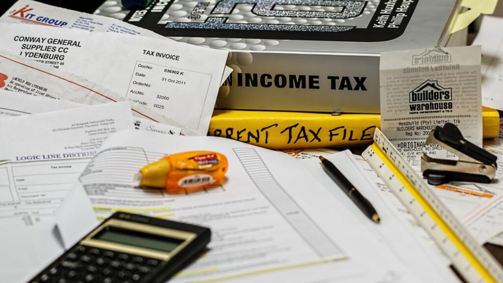 Download free expense tracker template in PDF for free